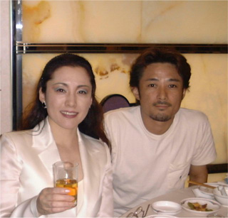 2001年7月打ち上げ会場にて松坂慶子さんと